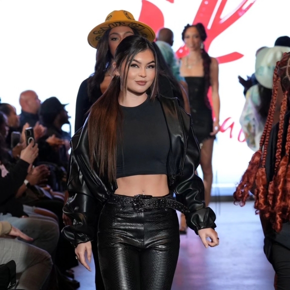 Live shows tag Wednesday  and Thursdays 7pm central - Picture 12 of 16